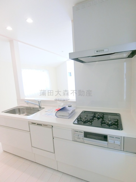 kolet久が原のキッチン|グリルと食器洗浄機付き、３口ガスコンロのシステムキッチン