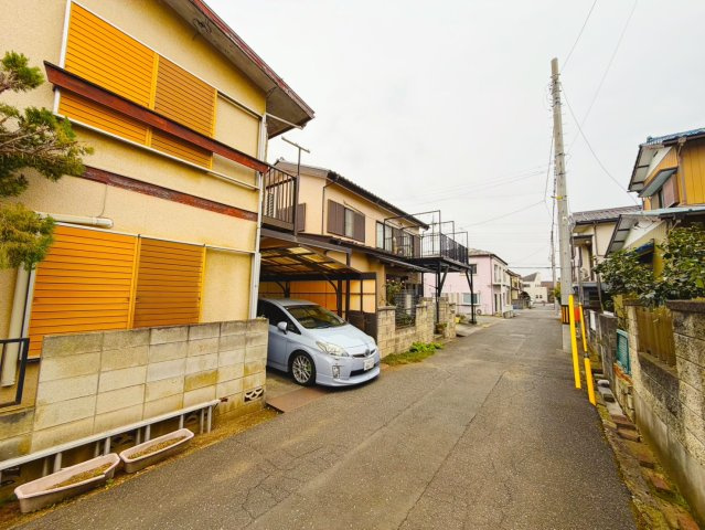 日高市高萩中古住宅の前面道路含む現地写真