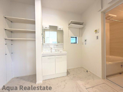 オール電化デザイナーズハウス丸亀市津森町⑧の独立洗面台|独立洗面台で身支度をすべて済ませてしまいましょう