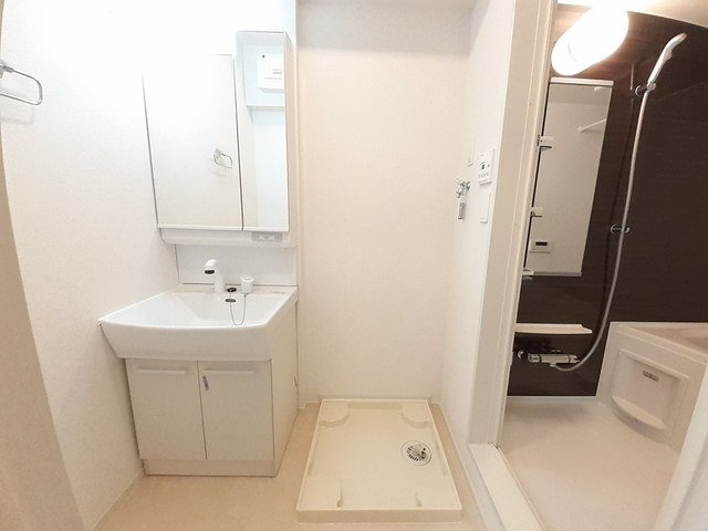 ラ・ステラ学園前の洗面所|スペースが確保できる洗面所です