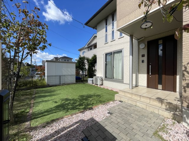 中古戸建・中古住宅　郡山市安積町成田西前坂　オール電化住宅　安積二小・安積二中の玄関|陽当たり良好な南庭付き♪ガーデニングやお子様の遊び場としても十分なスペースです！