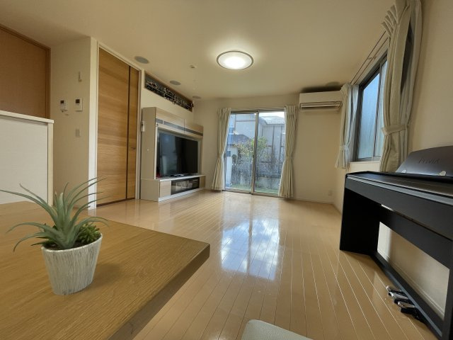 中古戸建・中古住宅　郡山市安積町成田西前坂　オール電化住宅　安積二小・安積二中の居間・リビング|三面採光で陽当たり◎通風◎のとても気持ち良いリビングです♪