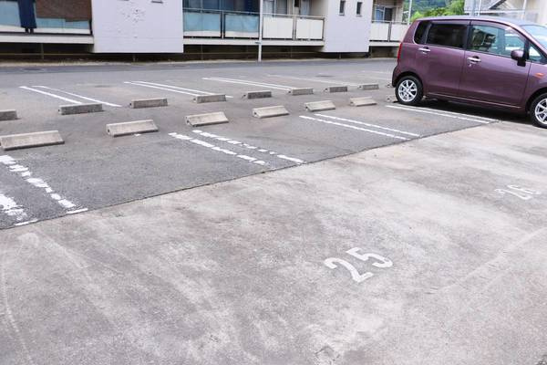 ビレッジハウス富岡第二2号棟の駐車場
