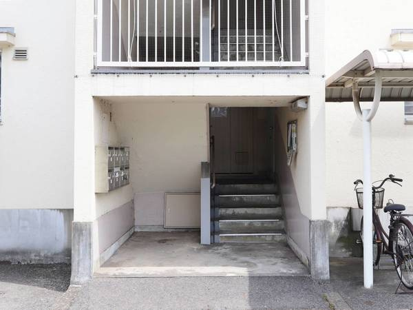 ビレッジハウス富岡第二2号棟のエントランス