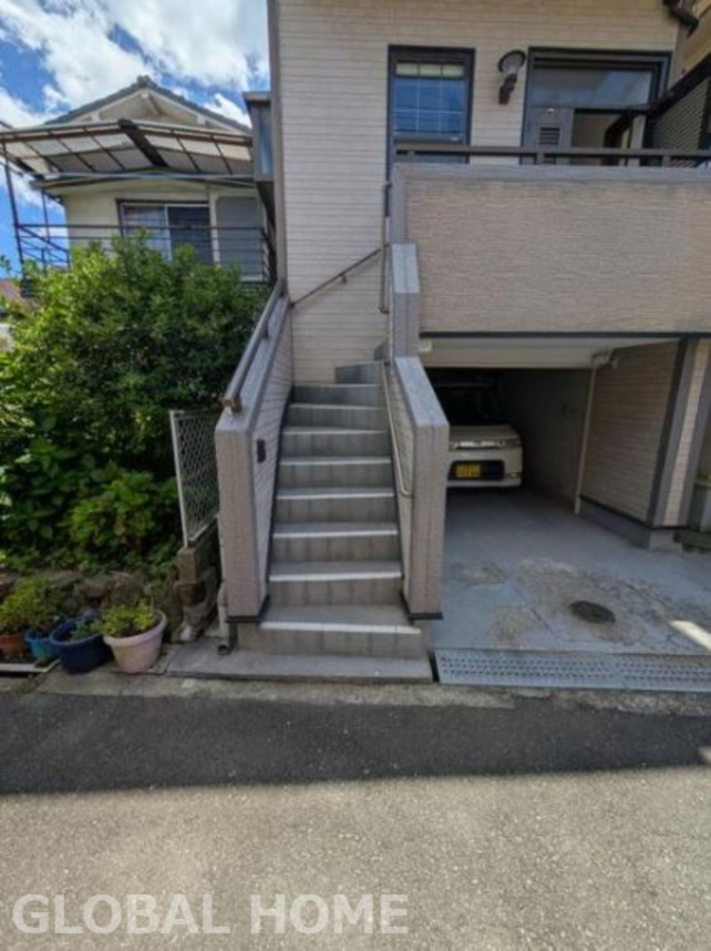 東大阪市中石切町　中古戸建の前面道路含む現地写真