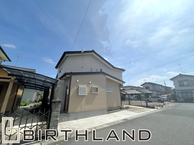 想定賃料年118万　想定利回り4.27％　木造戸建の前面道路含む現地写真