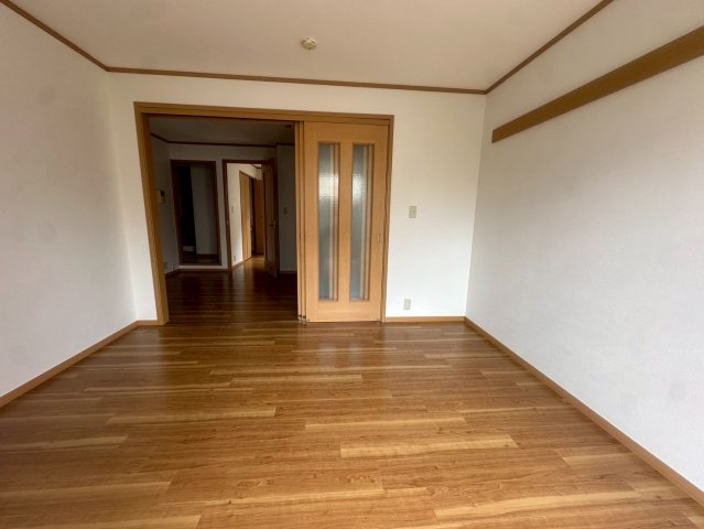 糟屋郡篠栗町和田１丁目のアパートの居間・リビング|別部屋同タイプのお写真です。