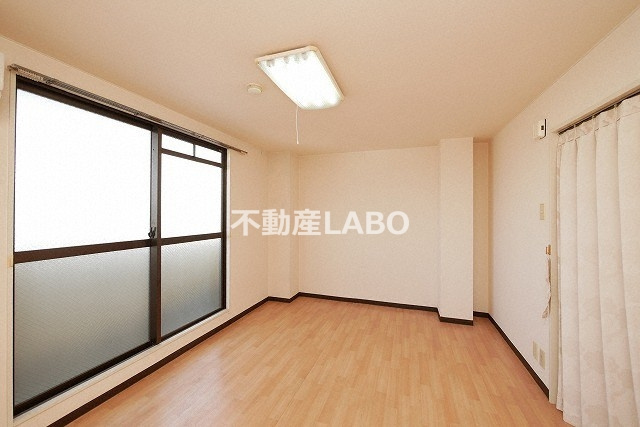 ミタカホーム7番の洋室