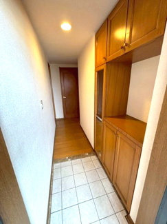 【玄関】 | グランパル西原 | 玄関には姿見付きでお出かけ前の身だしなみチェックもできます