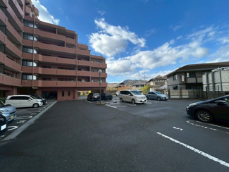 【駐車場】 | グランパル西原 | 敷地内平面駐車場　※駐車場引継ぎ可能（平面式、月額9000円区画を契約中）