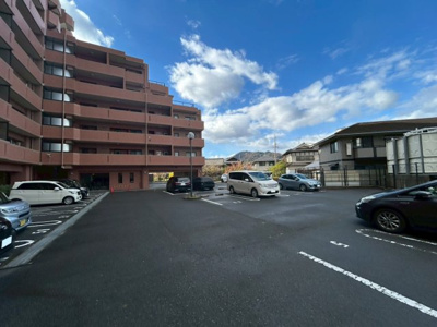 【駐車場】 | グランパル西原 | 敷地内平面駐車場　※駐車場引継ぎ可能（平面式、月額9000円区画を契約中）