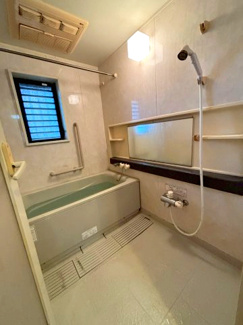 【浴室】 | グランパル西原 | 角住戸で浴室に窓あり