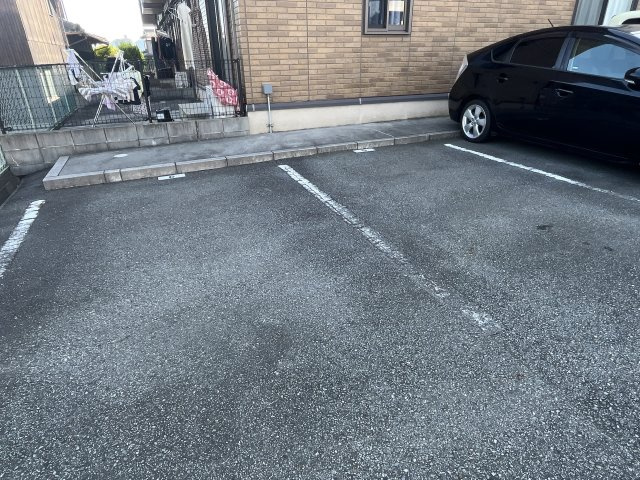 クローバーシャトレの駐車場