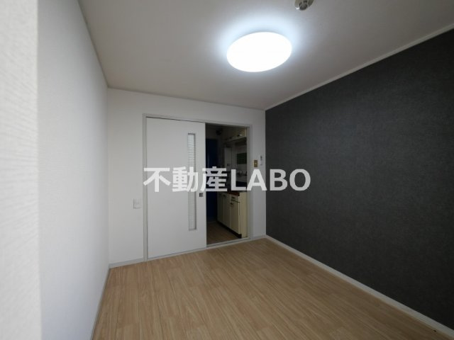 プレアール平野西の洋室