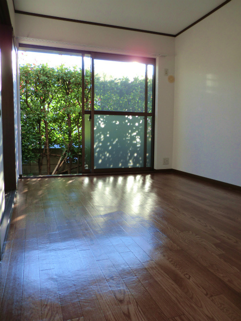 メゾンシェラの洋室|★１階でも明るい洋室★