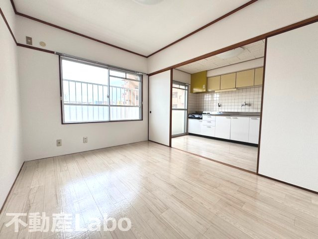 徳島市佐古八番町の賃貸マンションの居間・リビング