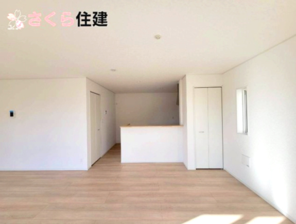 クレイドルガーデン那須塩原市下厚崎第2　2号棟の居間・リビング|リビングに収納を完備◎					
