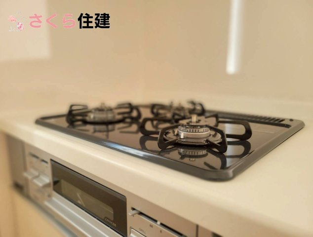 クレイドルガーデン那須塩原市下厚崎第2　2号棟のキッチン|三口コンロで料理の効率アップ♪