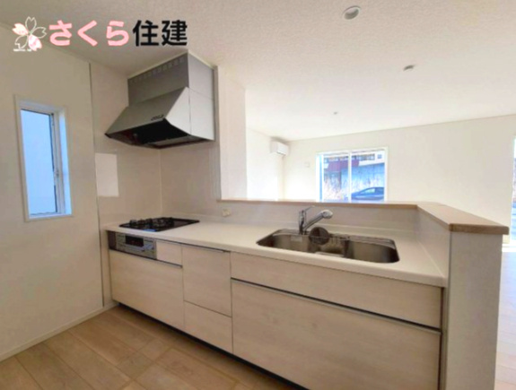 クレイドルガーデン那須塩原市下厚崎第2　2号棟のキッチン|対面式システムキッチンは家族とコミュニケーションをとりながら家事ができます◎					
