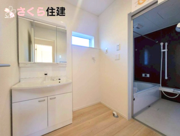 クレイドルガーデン那須塩原市下厚崎第2　2号棟の内観：施工例|同社施工物件の写真です。３面鏡の裏にはたっぷりと収納スペースを標準装備！							
