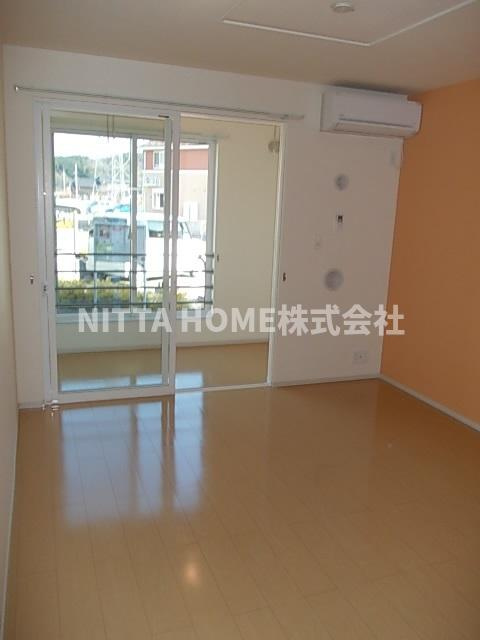 サンリットタウン日高Ⅲの居間・リビング|ダイニングは8帖です◇