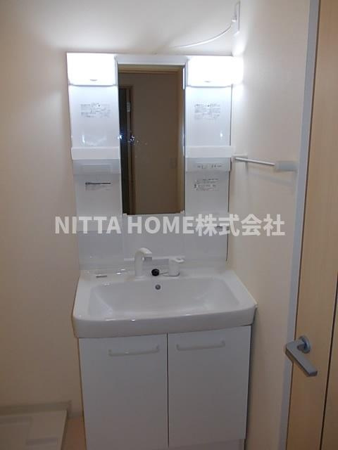 サンリットタウン日高Ⅲの洗面所|シャワー付きの洗面台朝の準備も楽々です◆