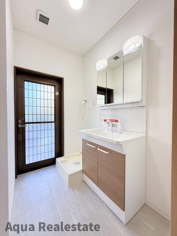 高松市成合町　リノベ住宅の独立洗面台|独立洗面台あり、毎朝おしゃれに忙しい女性の方におすすめです