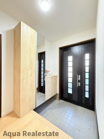 高松市成合町　リノベ住宅の玄関|明るい玄関です