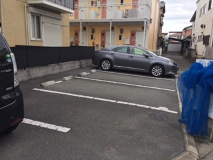 ストーンイエロー加古川の駐車場