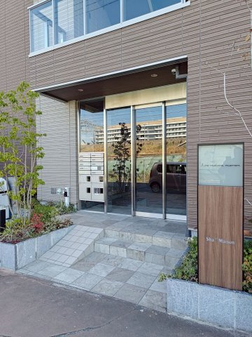 La maison marronのエントランス