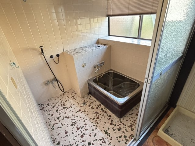 中岡町五丁目 5DK中古住宅 敷地面積100坪の浴室