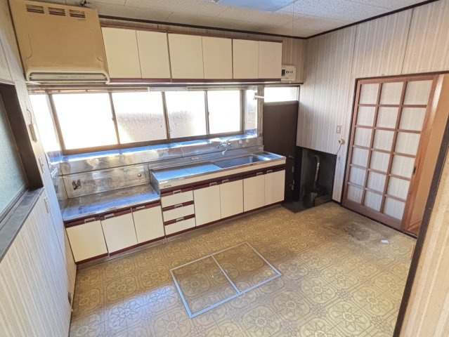 中岡町五丁目 5DK中古住宅 敷地面積100坪のキッチン