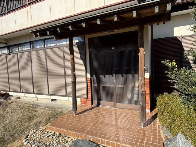 中岡町五丁目 5DK中古住宅 敷地面積100坪の玄関