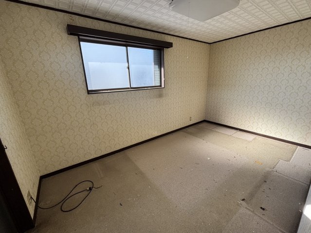 中岡町五丁目 5DK中古住宅 敷地面積100坪の洋室