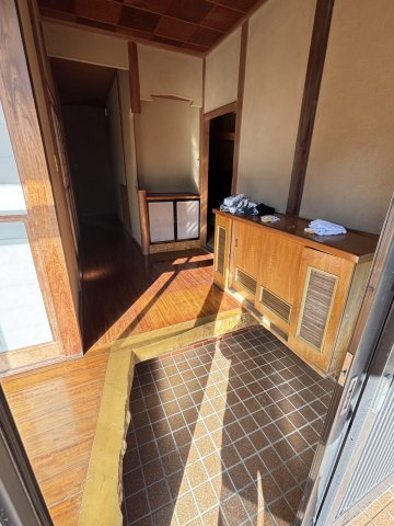 中岡町五丁目 5DK中古住宅 敷地面積100坪の玄関