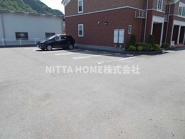 メゾンみやびＥの駐車場|敷地内に駐車場も完備！！