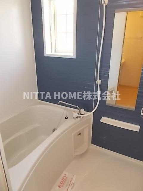 メゾンみやびＥの浴室|衛生面でも嬉しい浴室小窓付き◆