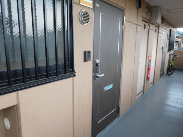 姫路市大津区勘兵衛町２丁目のハイツの玄関