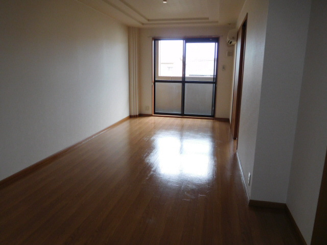 姫路市大津区勘兵衛町２丁目のハイツの居間・リビング