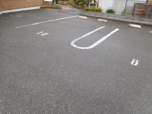 姫路市大津区勘兵衛町２丁目のハイツの駐車場