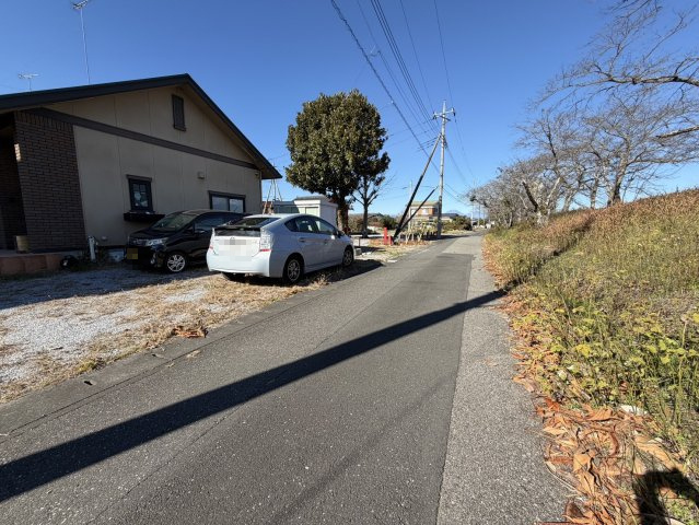 一条工務店施工の平屋♪駅まで8分の中古物件の前面道路含む現地写真