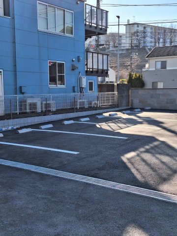 王禅寺西７丁目メゾンの駐車場