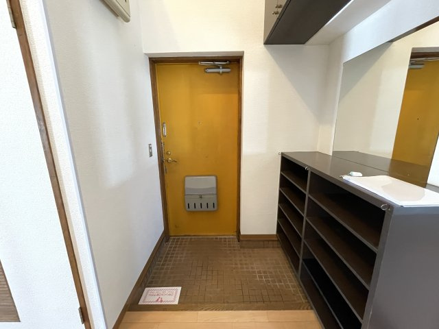 あぞのハイツの玄関|ゆったりとした玄関です
※修繕中の為、別室内の写真を利用しております。