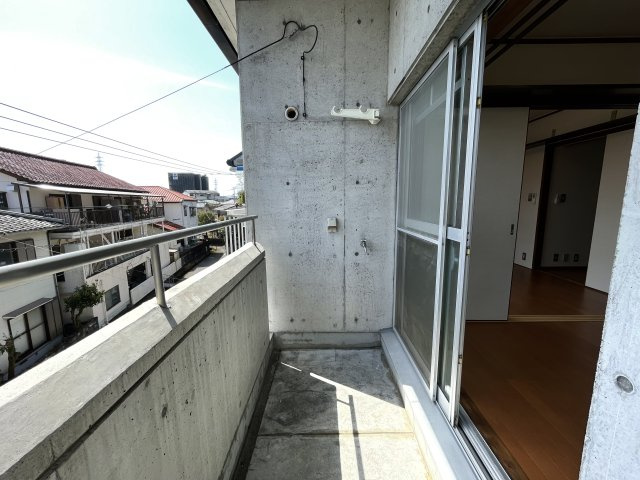 あぞのハイツのバルコニー|外からの目が気にならないバルコニーで洗濯物が干せます