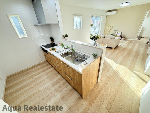 高松市一宮町の新築一戸建の居間・リビング|こちらのリビングで趣味の時間をお楽しみください