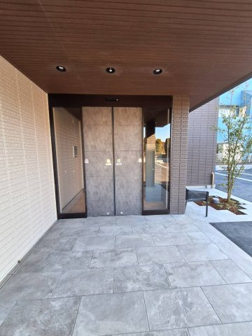 王禅寺西７丁目メゾンのエントランス