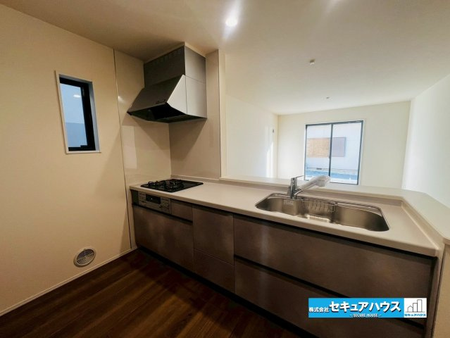 【今から見学可能です】豊明市栄町新左山　全2棟の独立洗面台|【洗面台】
◆鏡の裏にはたっぷりと収納スペースを標準装備！
◆電源を付属しているのでドライヤーなど利用できます。