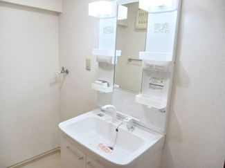 【洗面所】 | ラ・コモード | スペースが確保できる洗面所です