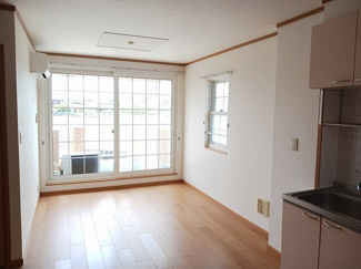 【居間・リビング】 | ハピネスＢ | こちらのリビングで趣味の時間をお楽しみください