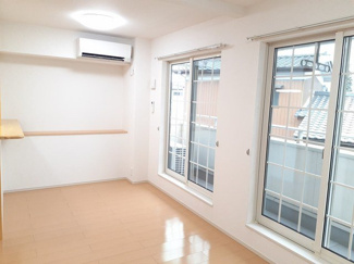 【居間・リビング】 | クレスト小野澤 | こちらのリビングで趣味の時間をお楽しみください